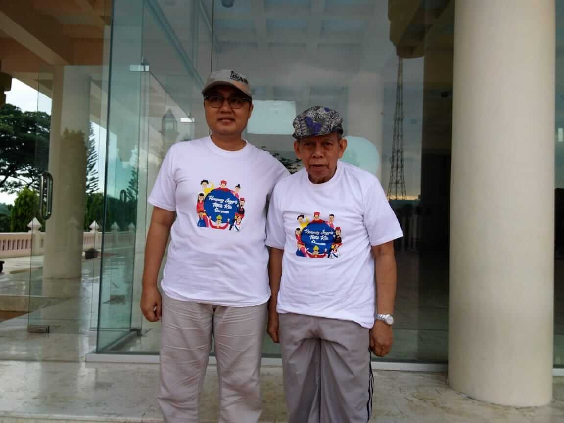 Mr. Abdul Malik bersama Mr. Kalend Osen Saat Jalan Santai Kampung Inggris